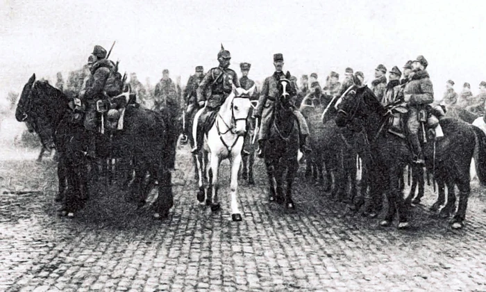 Mareşalul August von Mackensen, pe cal alb, intră în Bucureşti chiar în ziua în care împlineşte 67 de ani