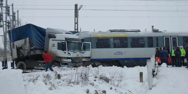 Şoferul a avut noroc că mecanicul trenului a încetinit la timp