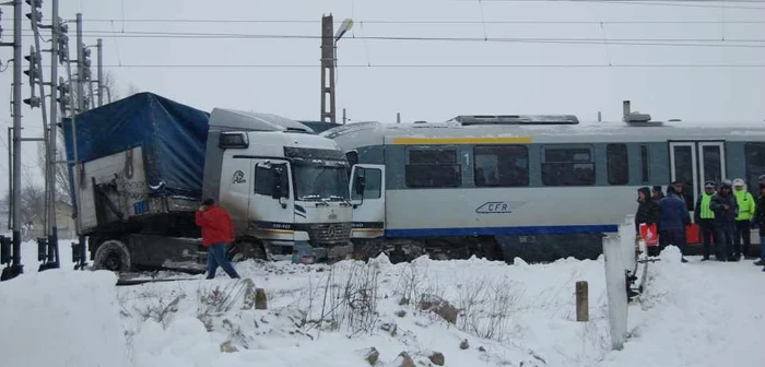 Şoferul a avut noroc că mecanicul trenului a încetinit la timp