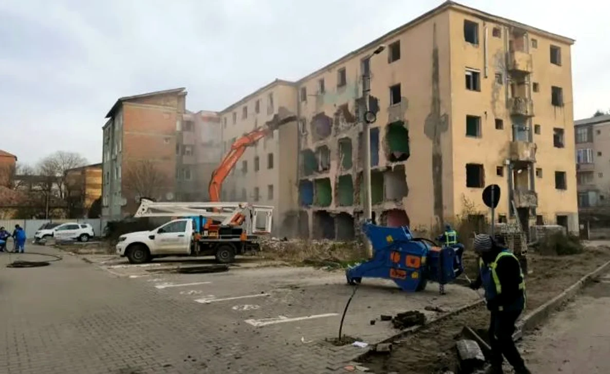 Se demolează blocul „Turturica” din Alba Iulia FOTO Adevărul
