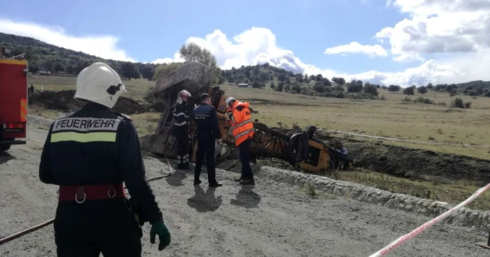 Bărbatul era în cabina utilajului. FOTO: Bianca Sara.