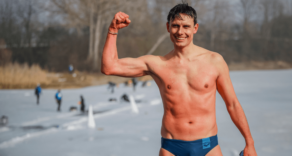 Cehul David Vencl a reuşit o scufundare record sub gheaţă, fără costum de neopren