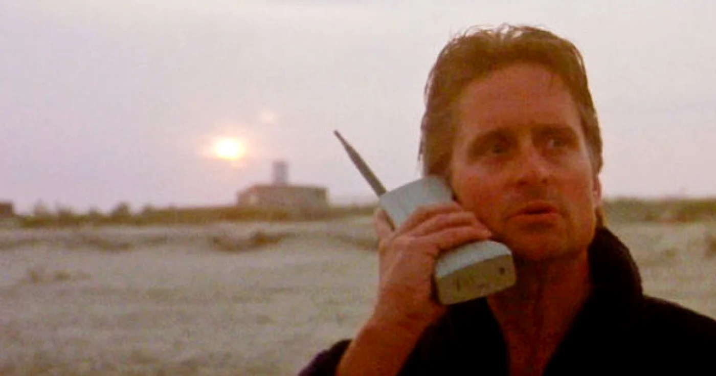 Michael Douglas cu un Motorola DynaTac în „Wall Street”