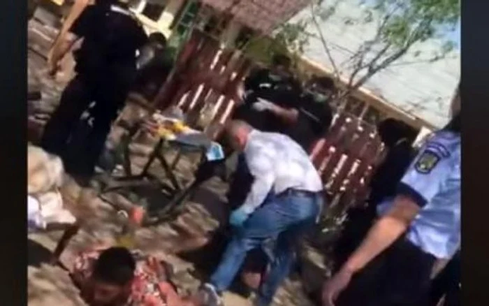 Bărbatul e pus la pământ și bătutcaptura video