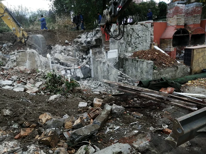 Demolare pe malul Begăi FOTO PMT