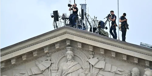 Lunetisti francezi pe cladirea Parlamentului inaintea ceremoniei de deschidere a Jocurilor Olimpice 2024 FOTO AFP jpg