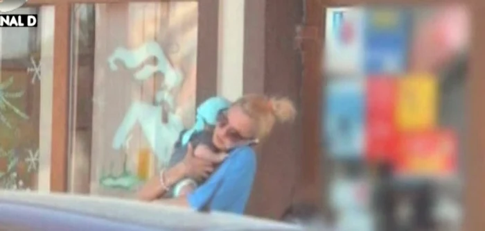 Alexandra nu i-a dat drumul celui mic nici când a vorbit la telefon (captură: Kanal D)