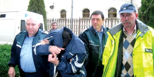 Iulian Pavel a fost adus astăzi în faţa judecătorilor care au decis să-l aresteze