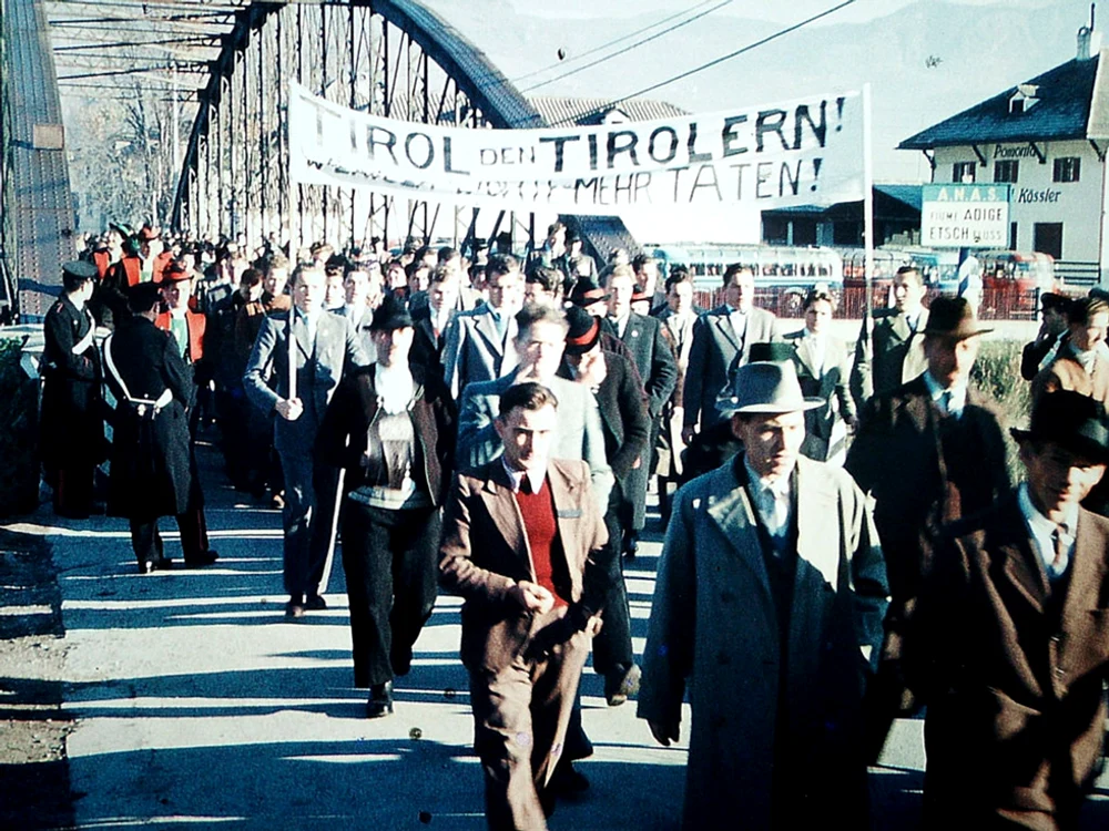 Manifestarea desfășurată la 17 noiembrie 1957 Foto - bas.tirol/en/cpt_vorgeschichte/sigmundskron