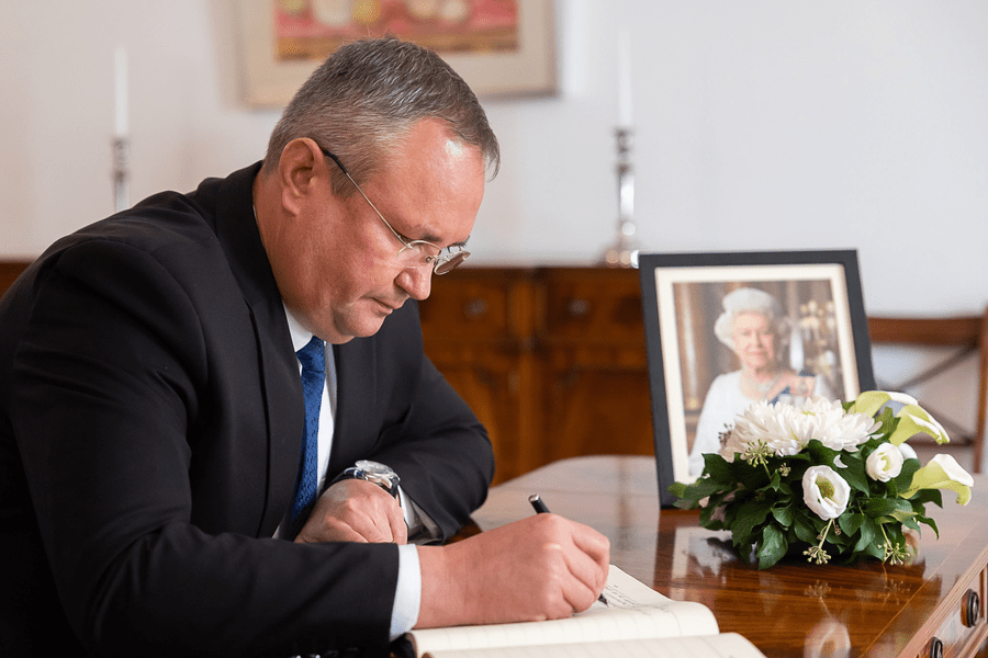 Premierul României a semnat în cartea de condoleanțe deschisă în memoria Reginei Elisabeta a II-a