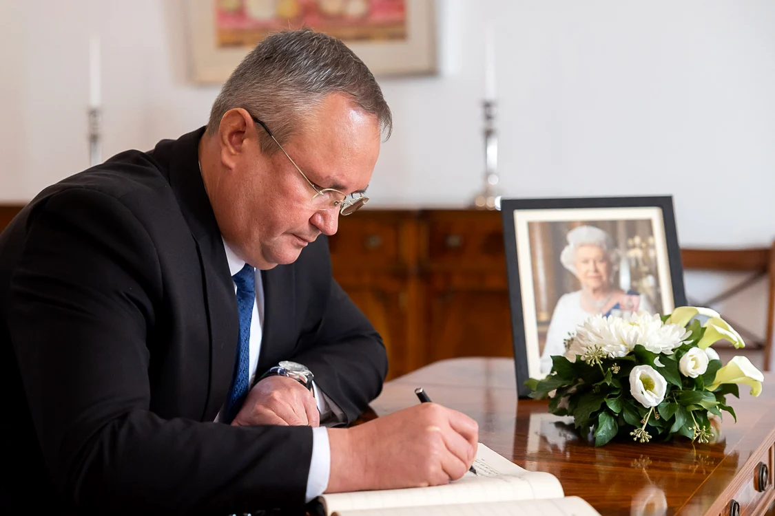 Premierul a semnat în cartea de condoleanţe deschisă în memoria Reginei Elisabeta a II-a FOTO:GOV.RO