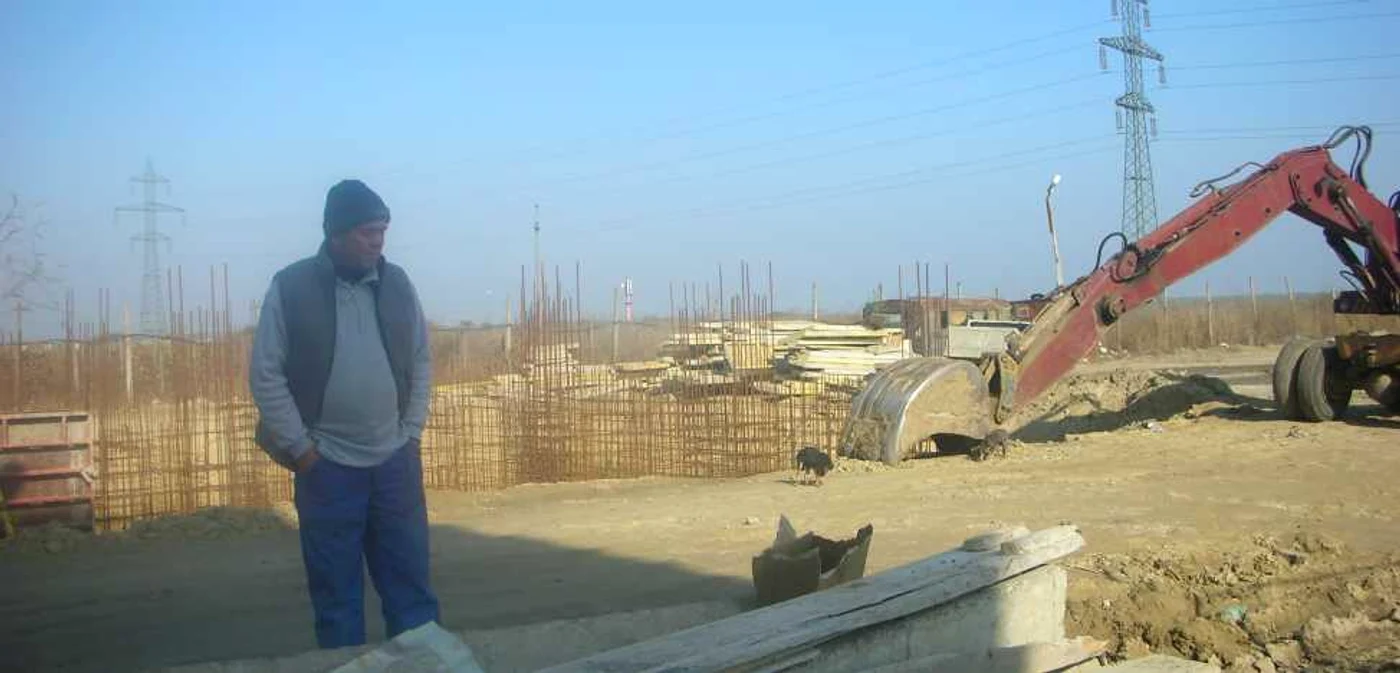 Pe şantier au mai rămas doar maidanezii şi un paznic, deşi, oficial, proiectul nu s-a încheiat 