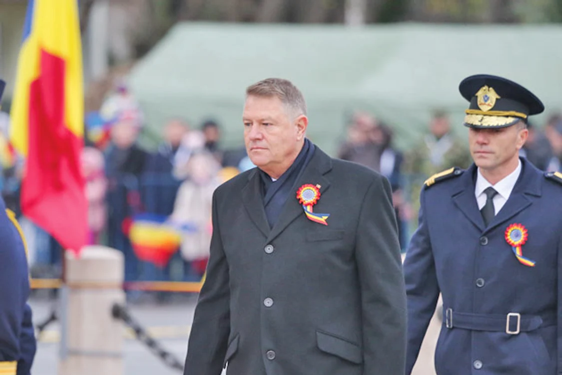 Președintele Klaus Iohannis a venit  la paradă fără  prima doamnă 