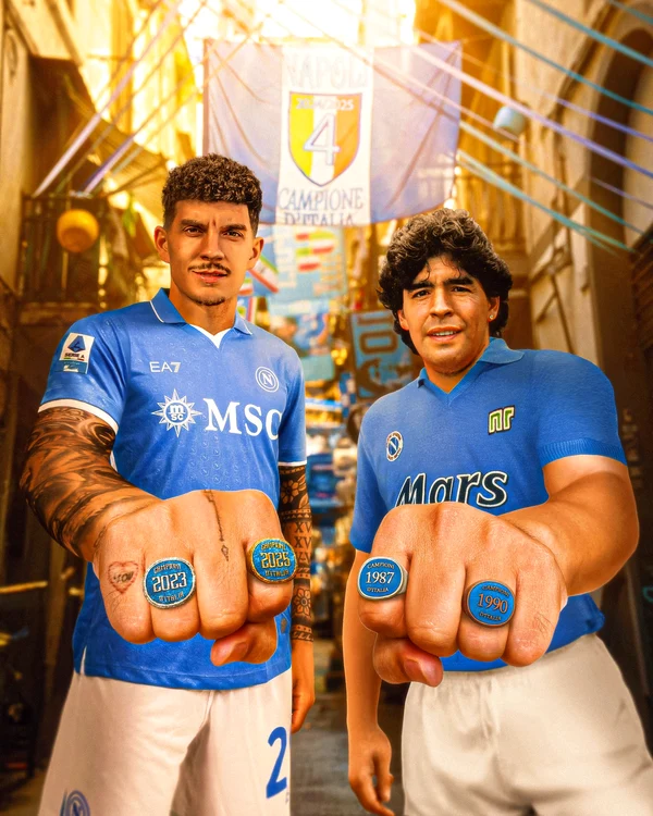 Di Lorenzo și Maradona, căpitanii care au dus titlul sub Vezuviu. Foto Facebook SSC Napoli