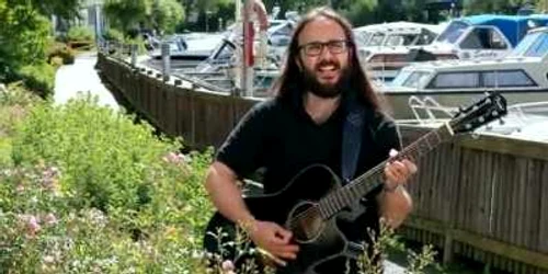 În varianta suedeză, melodia se numeşte  "Tre sma ord"