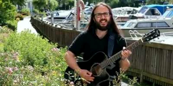 În varianta suedeză, melodia se numeşte  "Tre sma ord"