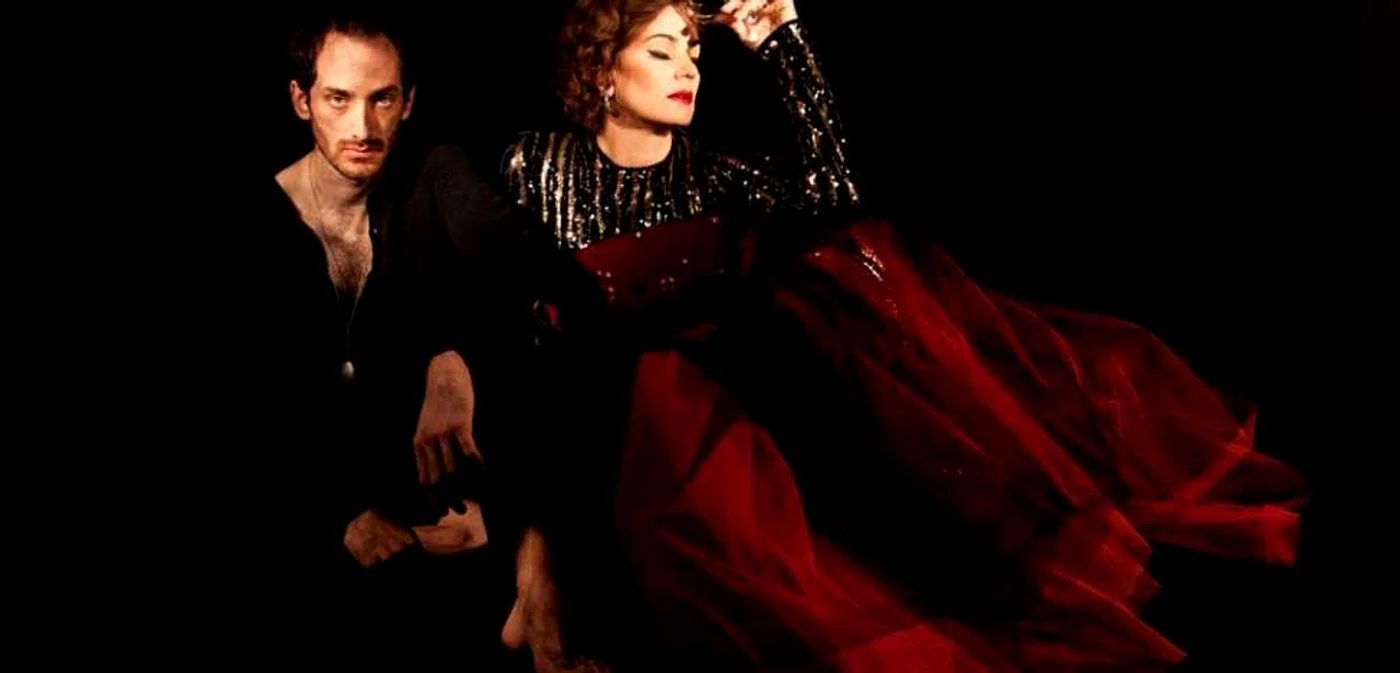 Tudor Aaron Istodor (Hamlet) şi Maia Morgenstern ( Gertrude), în "Hamlet", un spectacol regizat de Marcel Ţop FOTO: Tiberiu Dinescu&Cristian Oprescu