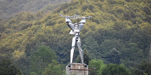 Monumentul electricitatii foto Asociatia Montana Vidraru jpg
