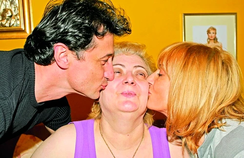 Daniela GyÖrfi, alături de mama ei şi iubitul, George Tal, pe vremea cândcei trei se înţelegeau de minune. Acum,se pare că interpreta nu mai e la fel de fericită...