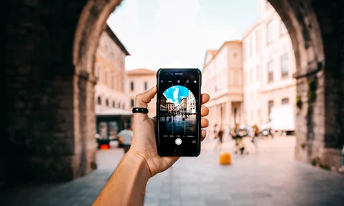 1 persoana care face poza cu telefonul jpg jpeg