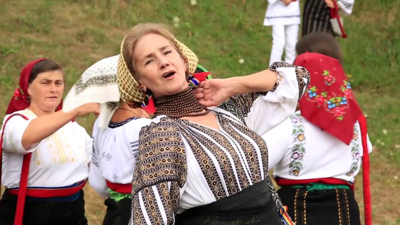 „Eu nu am fost frumoasă şi nu m-am bizuit pe ce am văzut în oglindă. Mie mi-a făcut bine că am fost mai dură cu mine. Nu am fost niciodată mireasă”, a spus artista de muzică populară.