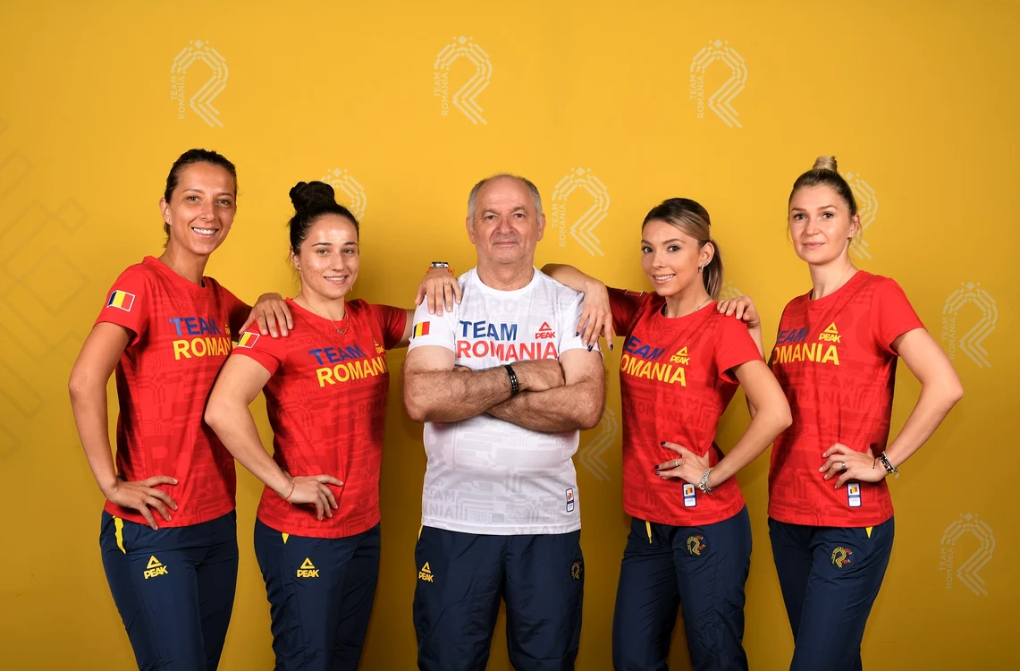 
    Jucătoarele de tenis de masă Eliza Samara, Daniela Dodean, Bernadette Szocs și Irina Ciobanu, alături de antrenorul Viorel FilimonFoto: COSR / Team România / Cristi Nistor  