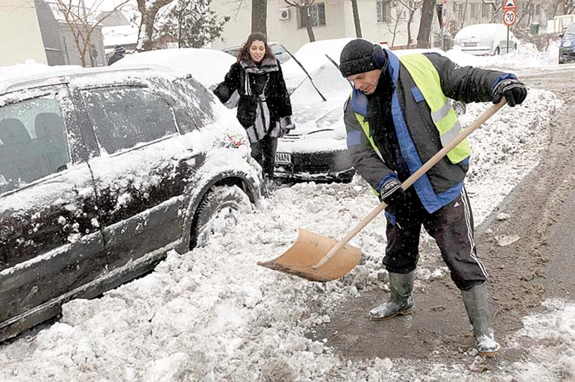 Lopătarii fac treabă bună  zilele acestea când  majoritatea maşinilor sunt  îngropate în troiene
