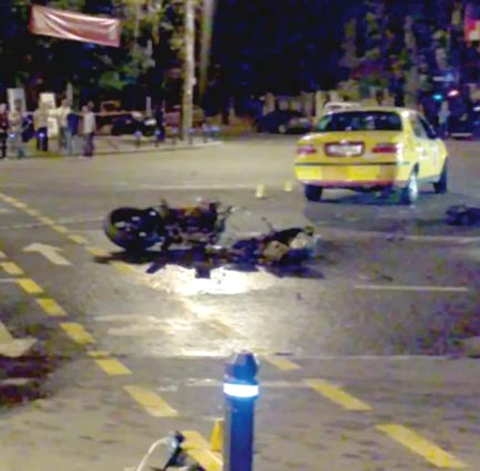 Tânărul în vârstă de 22 de ani a fost aruncat de pe motocicletă şi a murit pe loc.