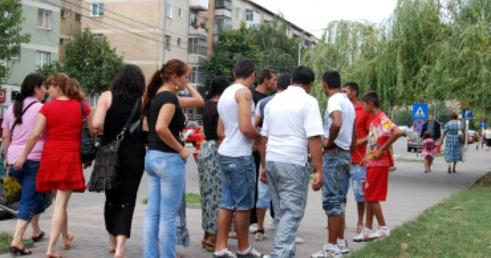 Slatina: Scandal între romi în faţa poliţiei