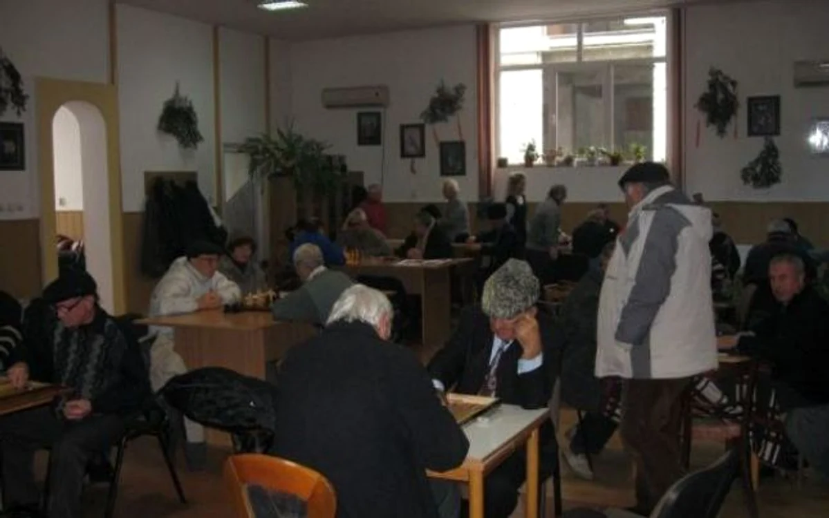 Clubul este situat în cartierul Vest, pe strada Înfrățirii