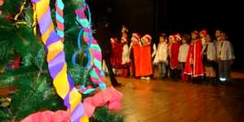 Copii din tot judeţul au susţinut un spectacol în scopul obţinerii de fonduri