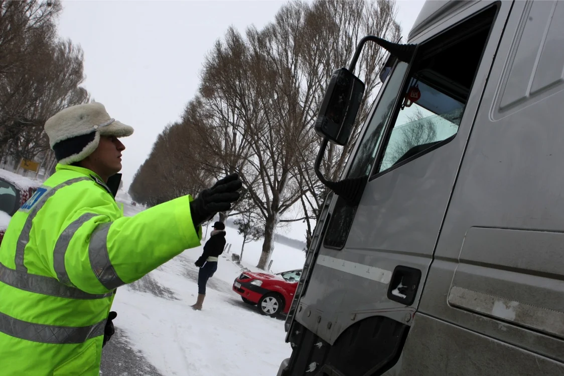 Poliţia Rutieră Constanţa impune restricţii de trafic din cauza viscolului FOTO Adevărul Constanţa