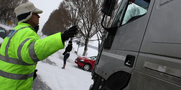 Poliţia Rutieră Constanţa impune restricţii de trafic din cauza viscolului