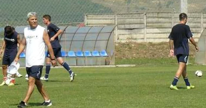 Târgu-Jiu: Cârţu vrea un amical cu Astra sau Timişoara