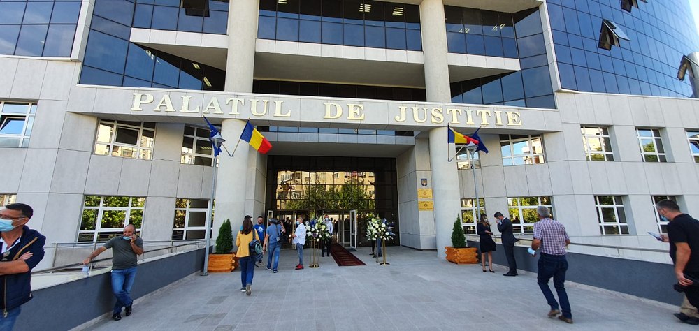 Alertă cu bombă la Palatul Justiției din Ploiești: un bărbat a anunțat că a auzit două persoane, care vorbeau în limba rusă, despre un atac