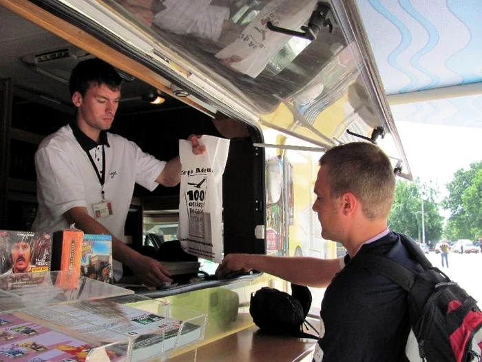 Iubitorii de carte au ocazia să îşi completeze colecţiile personale foto: Mihai Iosif