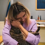 Diana Buzoianu și pisica Leia 