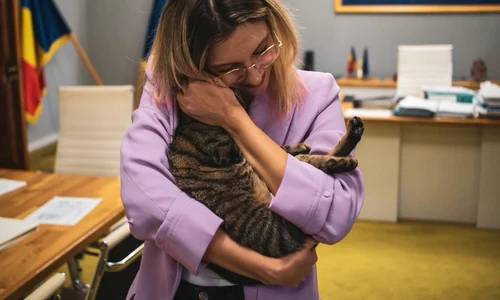 Diana Buzoianu și pisica Leia 