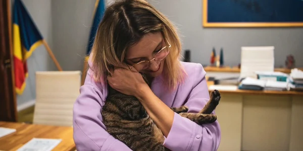 Diana Buzoianu și pisica Leia 