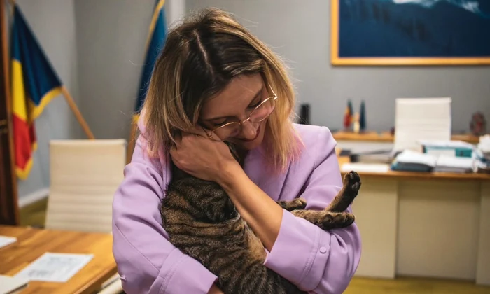 Diana Buzoianu și pisica Leia