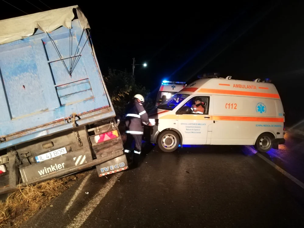 Ambulanţa a sosist la locul accidentului din Ialomiţa penttu a prelua victimele Foto: arhivă personală