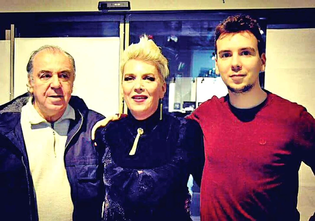 Silvia, alături de soţul ei, Florin Ochescu, şi de fiul lor, Iulian