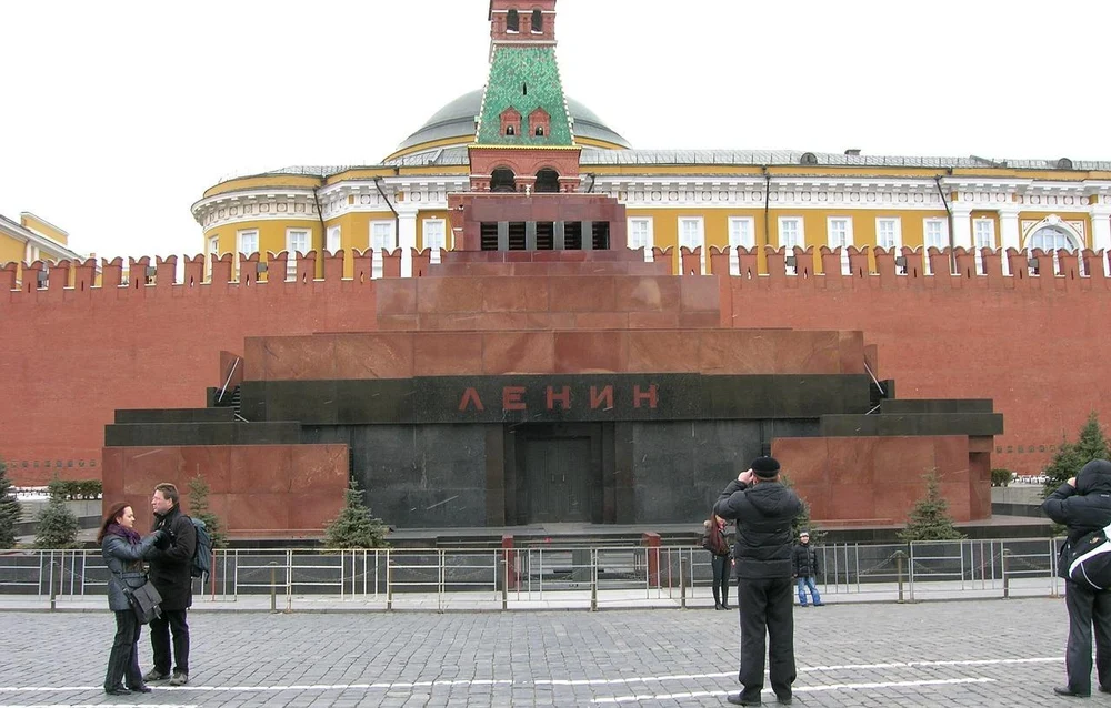 Kremlinul îi forțează pe ruși să utilizeze aplicația MAX, operată de fiul unui consilier apropiat al lui Putin. Reacția populației