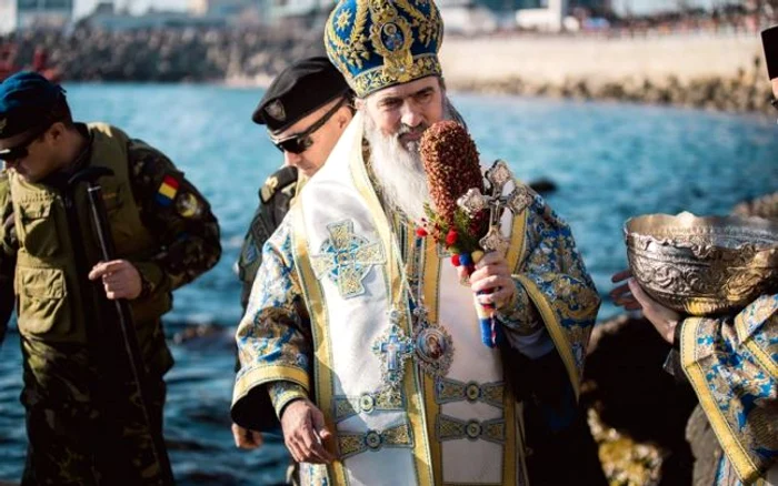 IPS Teodosie sfinţeşte apa FOTO Arhiepiscopia Tomisului