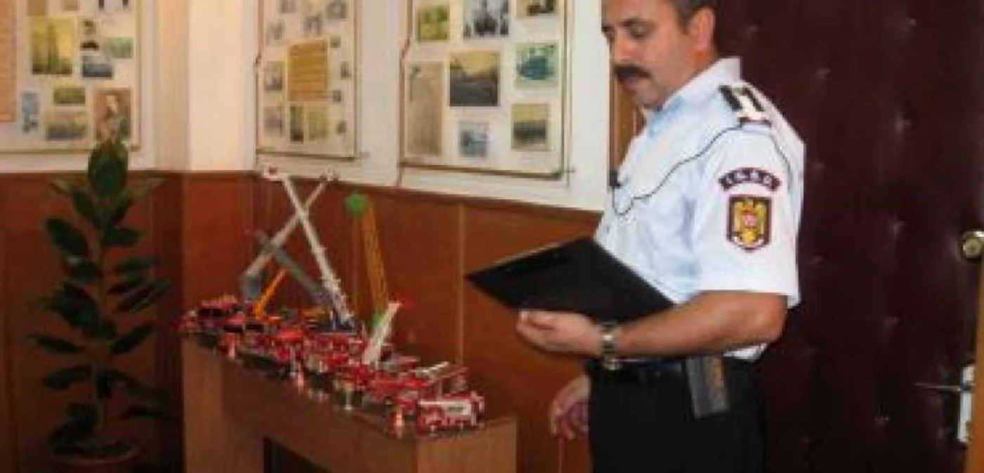Râmnicu Vâlcea: Autospeciale de intervenţie în miniatură expuse la ISU Vâlcea