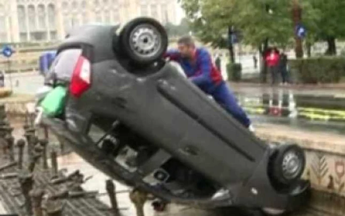 Conform primelor informaţi, cauzele accidentului ar fi fost viteza autoturismului şi carosabilul umed    FOTO: RTV