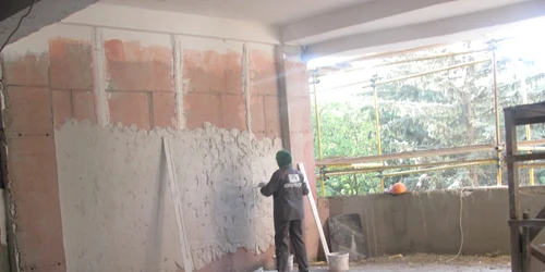 Muncitorii tencuiesc anexa ridicată