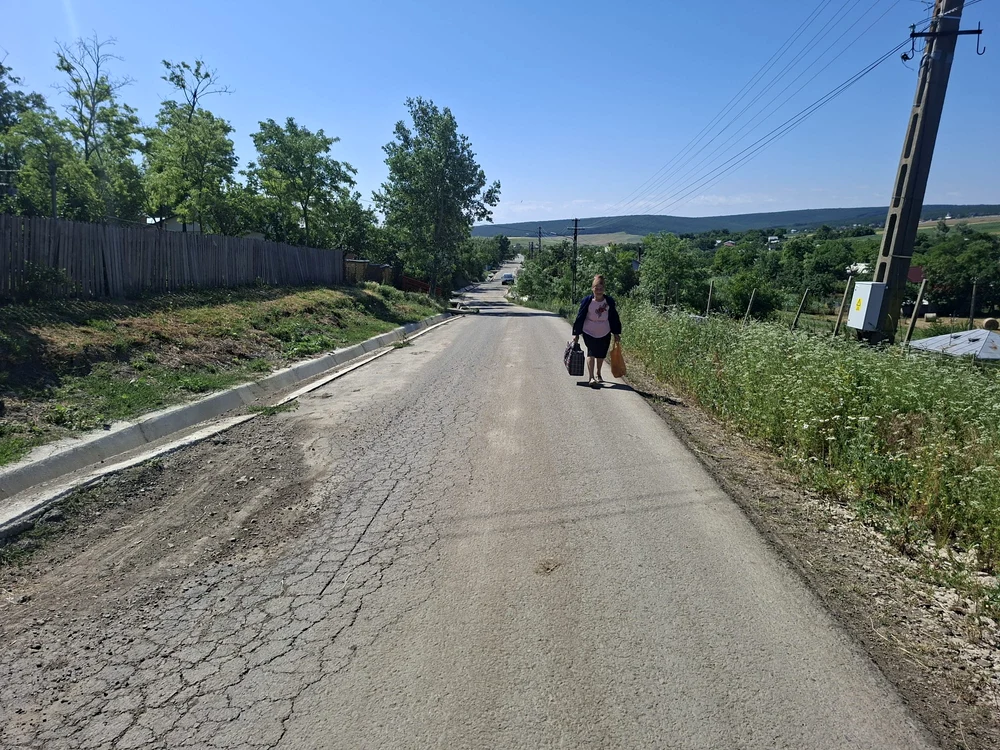 Sătenii cară apa cu sacoșele ca să aibă ce bea acasă FOTO Cosmin Zamfirache