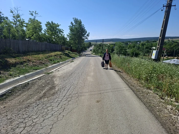 Sătenii cară apa cu sacoșele ca să aibă ce bea acasă FOTO Cosmin Zamfirache