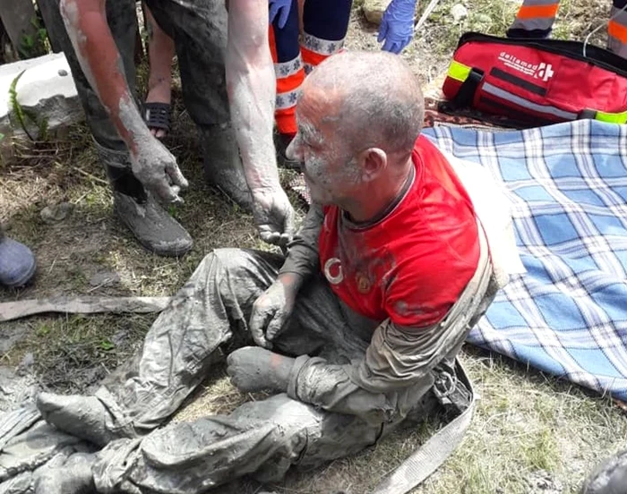 Bărbatul care a rămas înţepenit în fântână a fost scos nevătămat